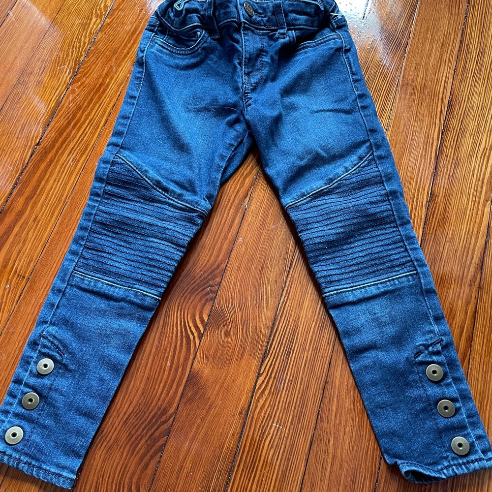 Gap Girl’s size 6 Jeggings with button details.